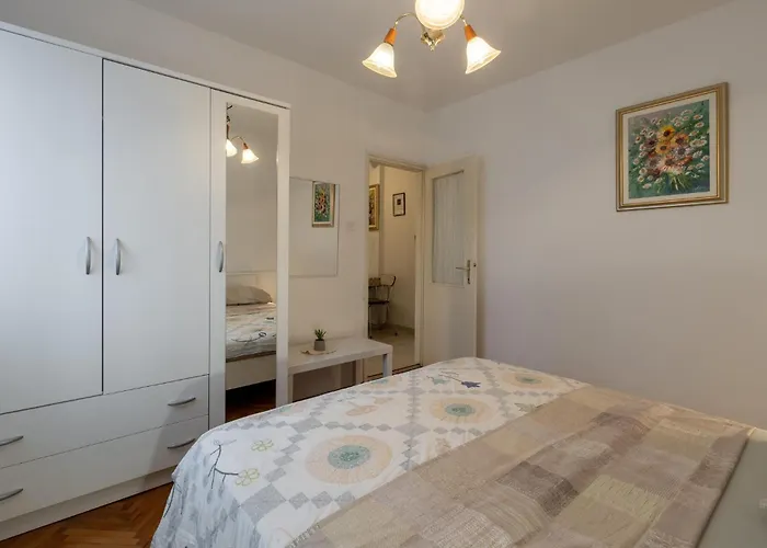 Apartment 1 Bedroom Cozy In *